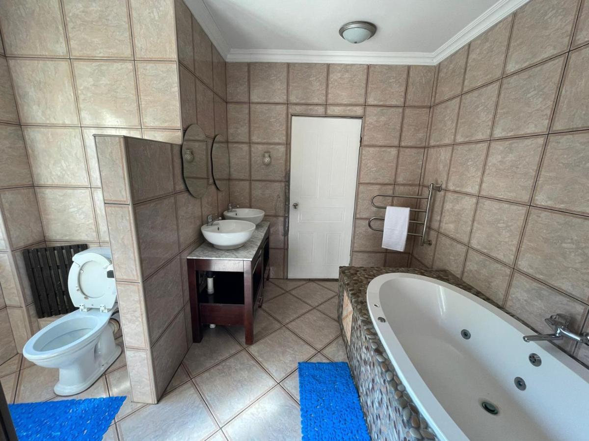 The Black Crown Hotel Hartbeespoort Buitenkant foto